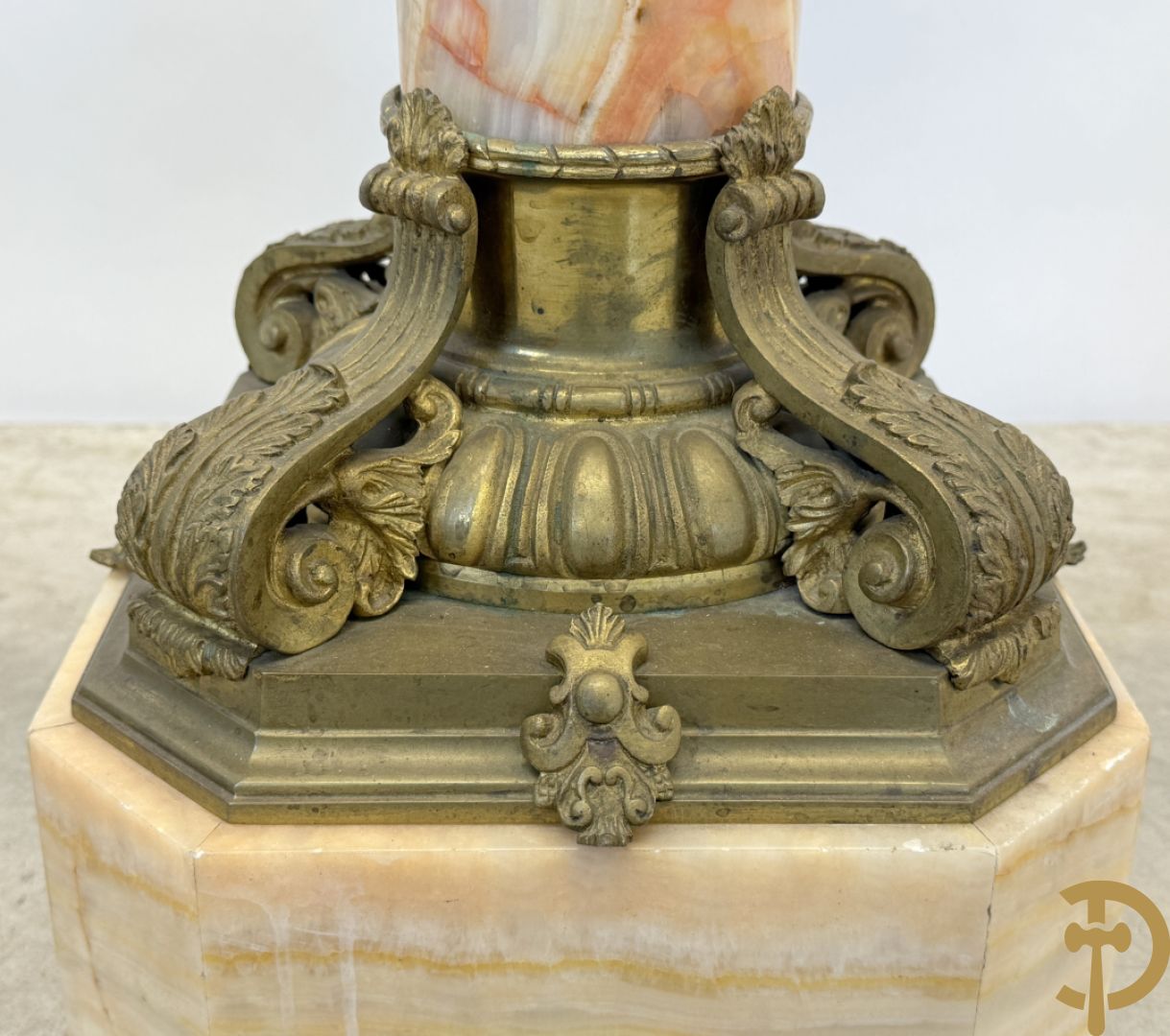 Marmeren zuil, onder en boven met beslag van accanthusranken bezet