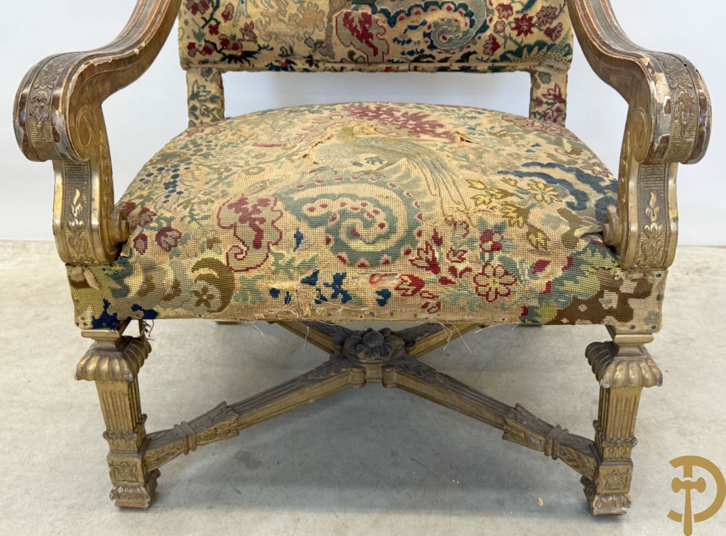 Vier vergulde Louis XIV kasteelarmzetels met geanimeerde scènes in petit points, 19e