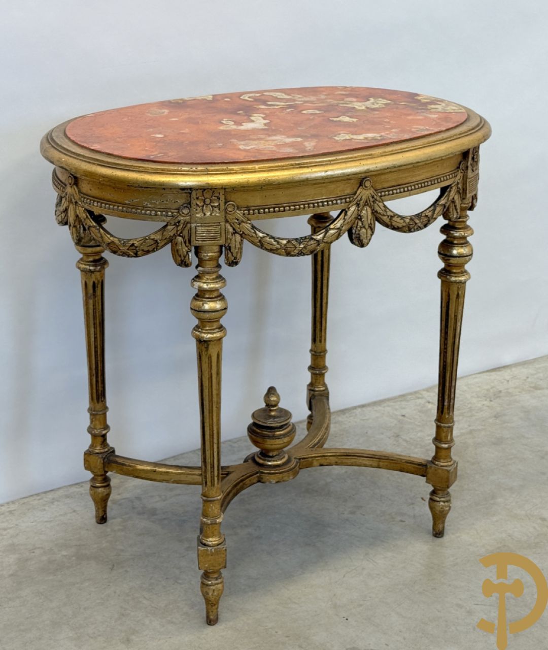 Ovale vergulde salontafel met Louis XVI motieven op gecanneleerde poten - met marmeren blad + 2 vergulde Louis XVI stoelen