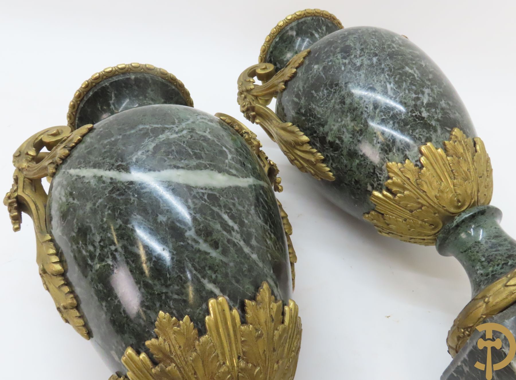 Paar marmeren cassolettes met los deksel, zijdelings bezet met accanthusranken en bloemen