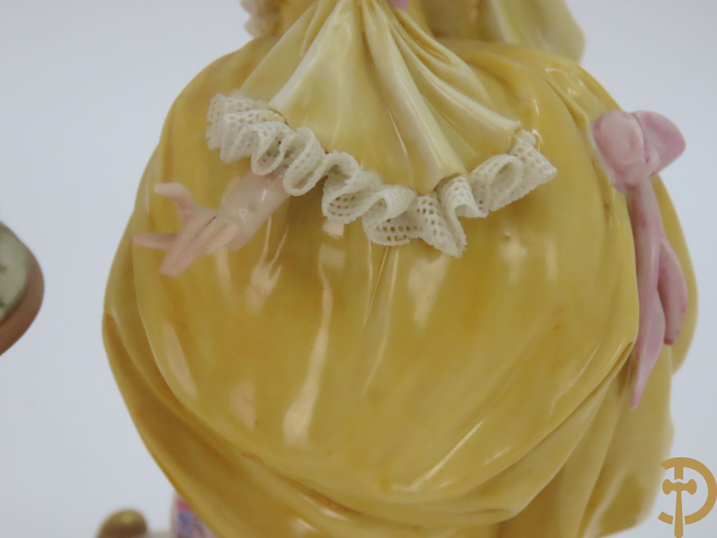 Drie porseleinen sierstukken 