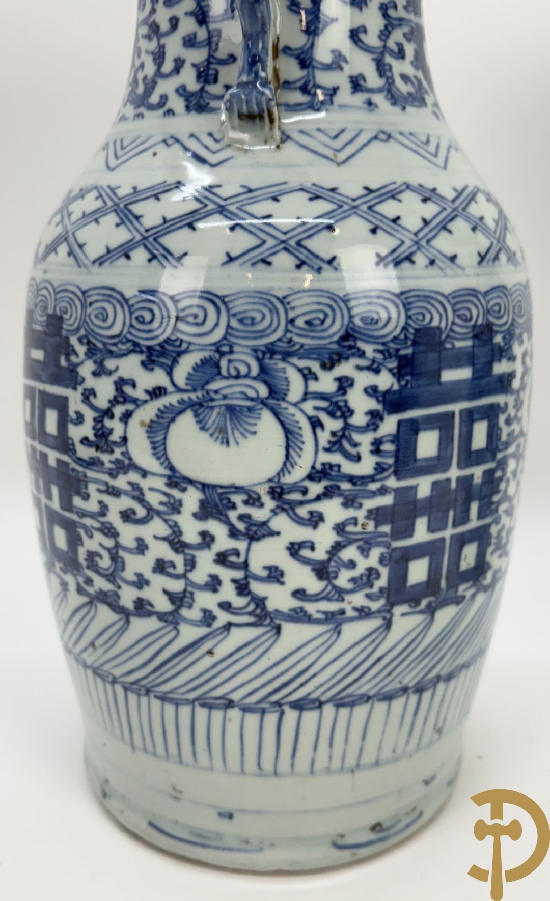 Paar blauw/witte Chinese porseleinen vazen met tekens en accanthusranken, 19e