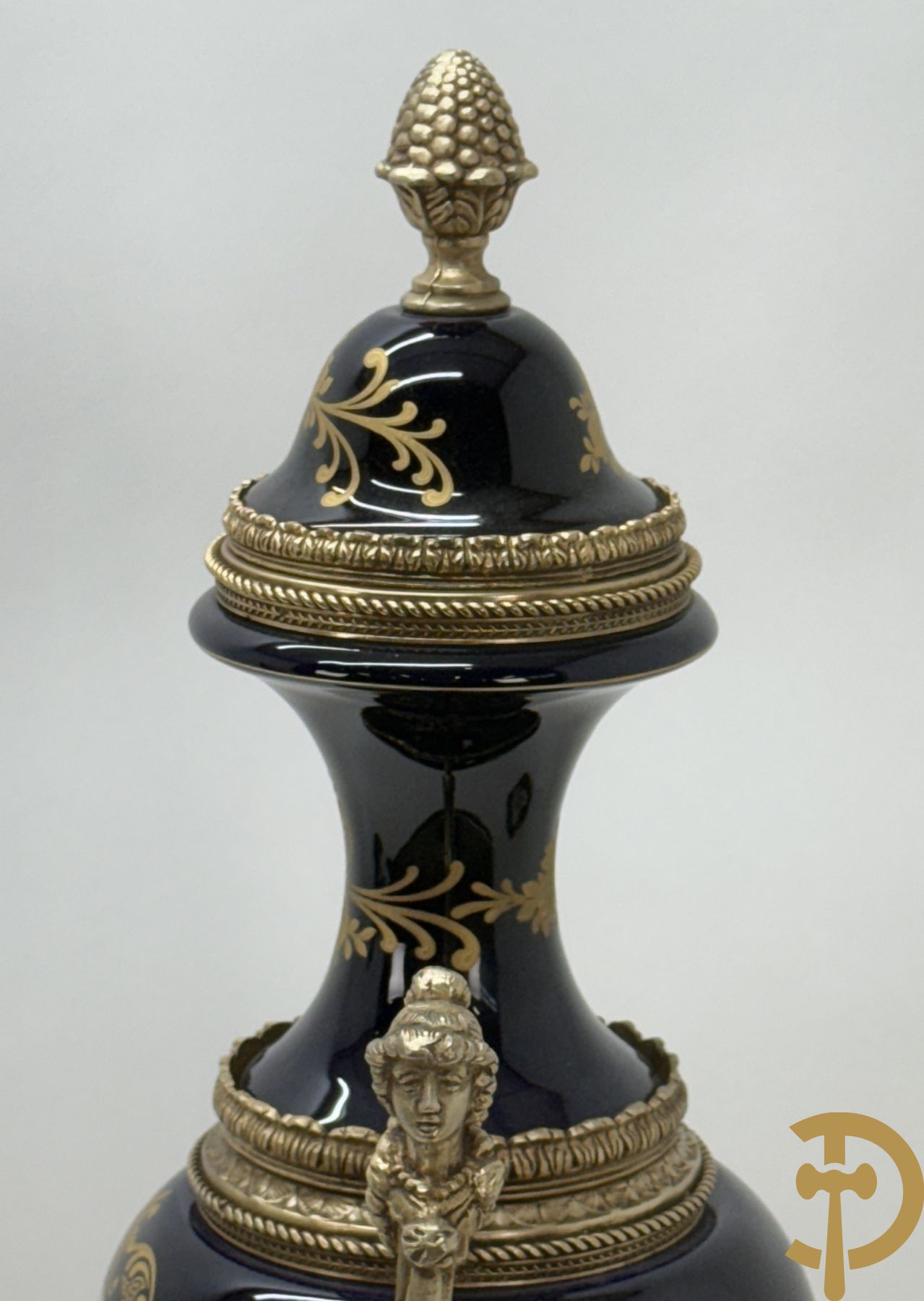 Sèvres stijl vaas met geanimeerde galante scène, zijdelings met paar bronzen armen + schaal met bloementafereel, Limoges stijl