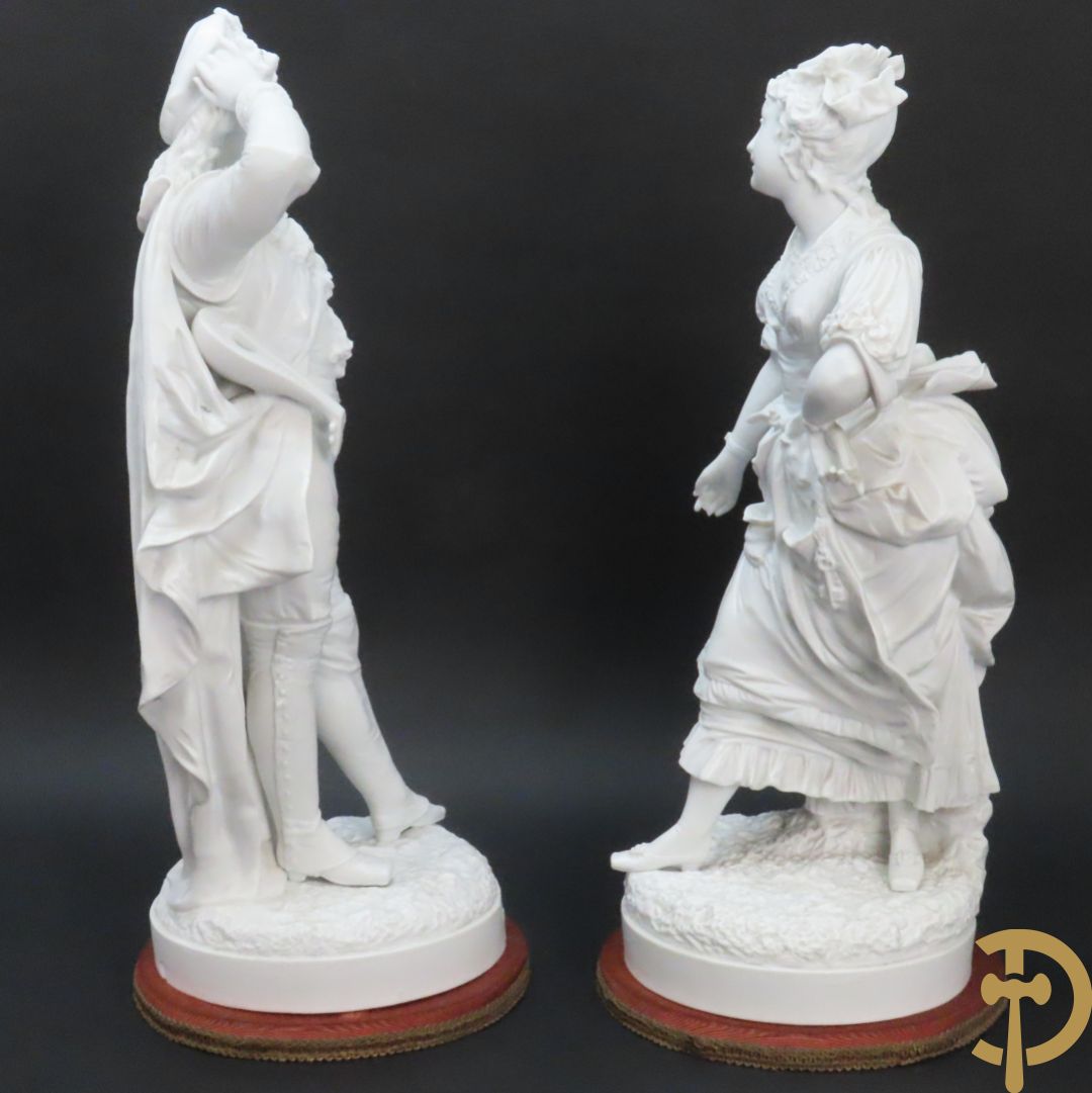 Paar grote witte biscuits van elegant koppel, onderaan gemerkt AM