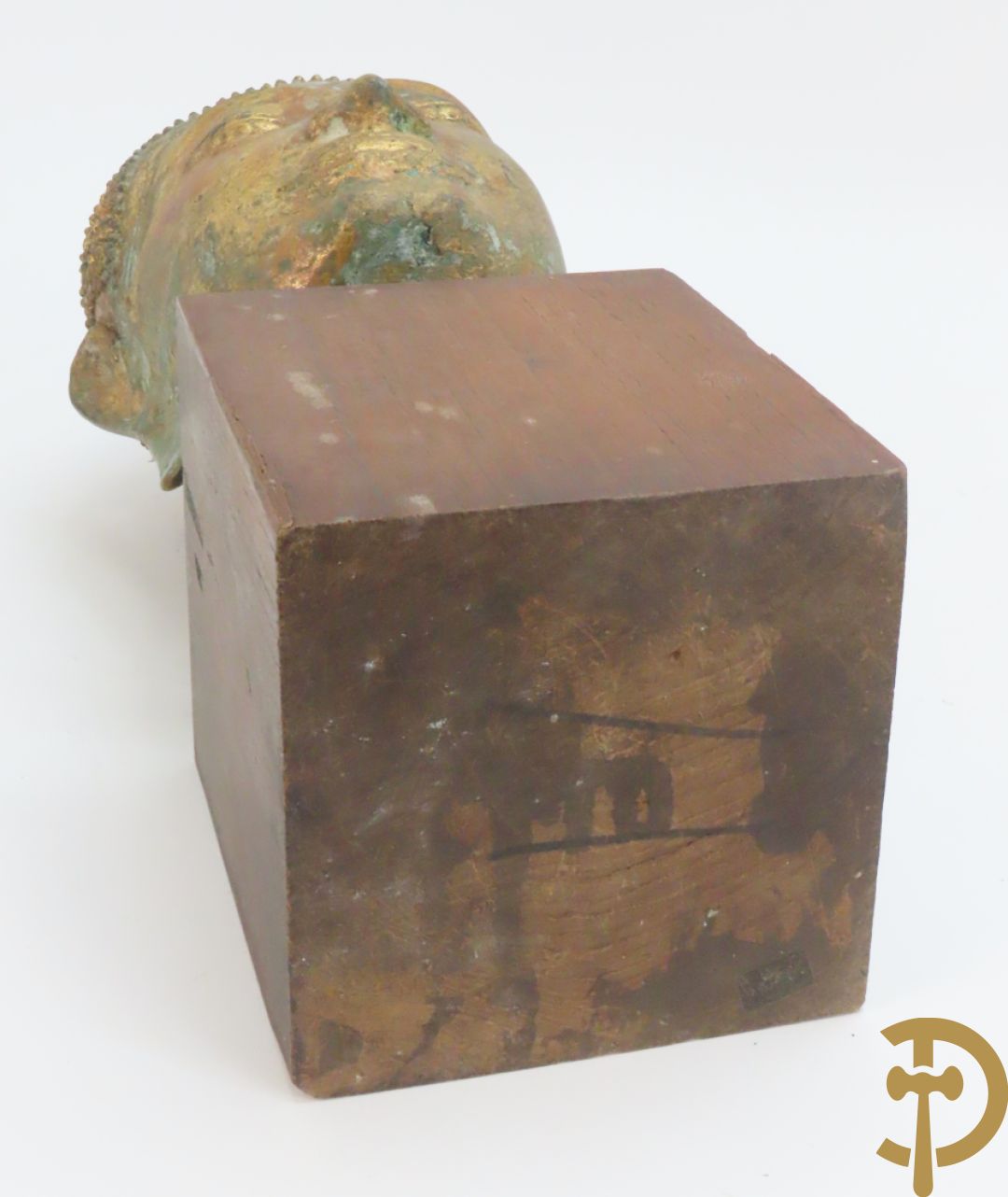 Koperen boedhahoofd op houten sokkel