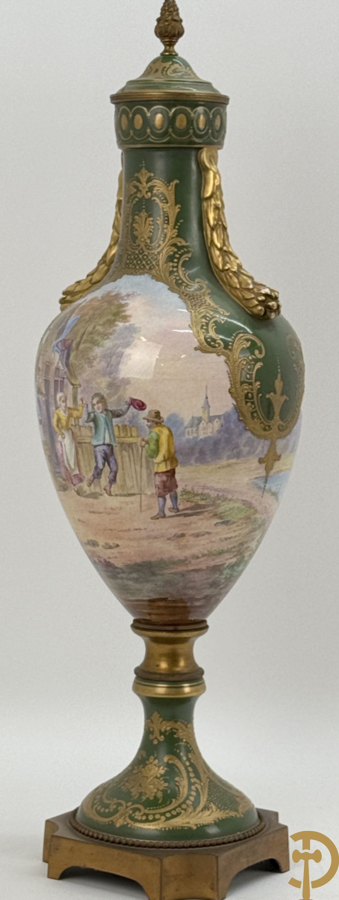 Porseleinen driedelige Sèvres cassolettes met decor van muciserende en dansende personages op groene fond, Aly getekend, gemerkt Sèvres