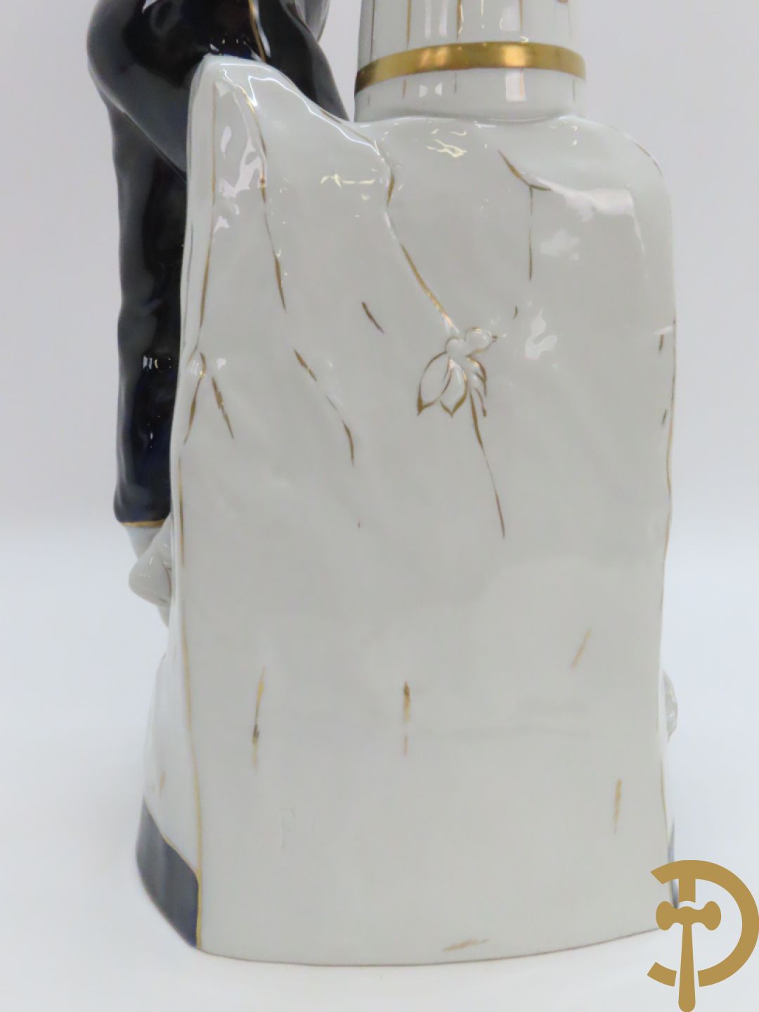 Paar Royal Dux personages van dame en heer bij de waterkraan, onderaan gemerkt en genummerd 10965 en 10563