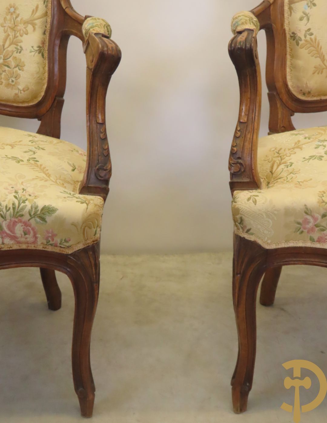 Vijfdelig Louis XV salonensemble in beuk bestaande uit tweezit, 2 armzetels en 2 stoelen