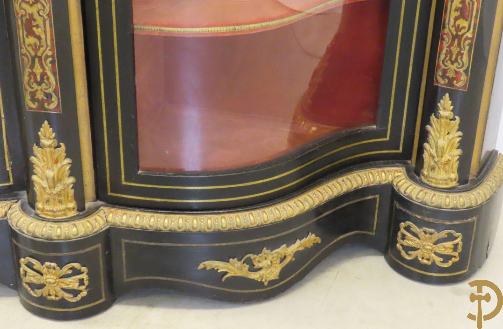 Napoleon III dressoir, centraal met bronnen plakkette omgeven door Louis XVI strik, met 2 zijdelingse vitrines met gebogen glas - stijlen bezet met bronzen dameshoofden