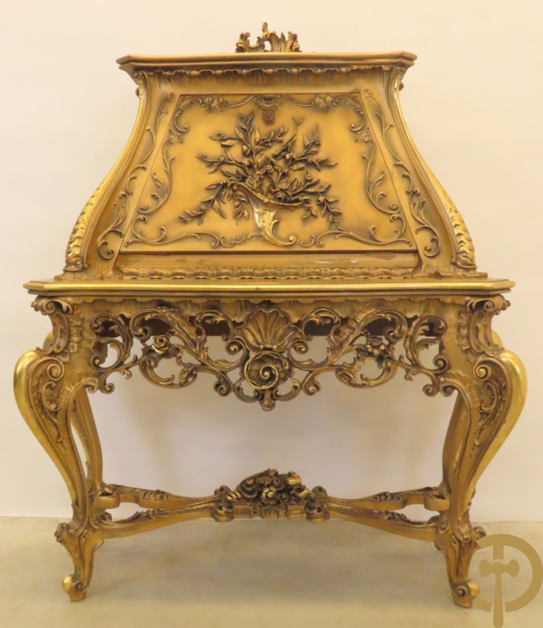Uitzonderlijke vergulde bar met accanthusranken en bloemenmotieven op voluutvormige poten