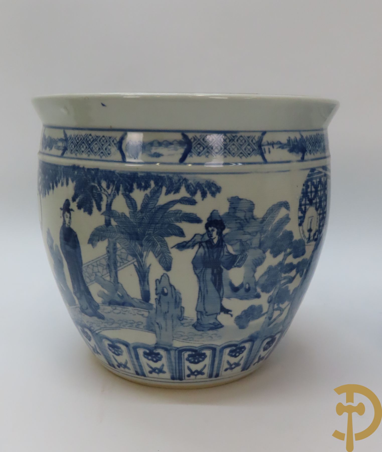 Paar Chinese porseleinen cachepots met blauw/wit decor van dames in landschap