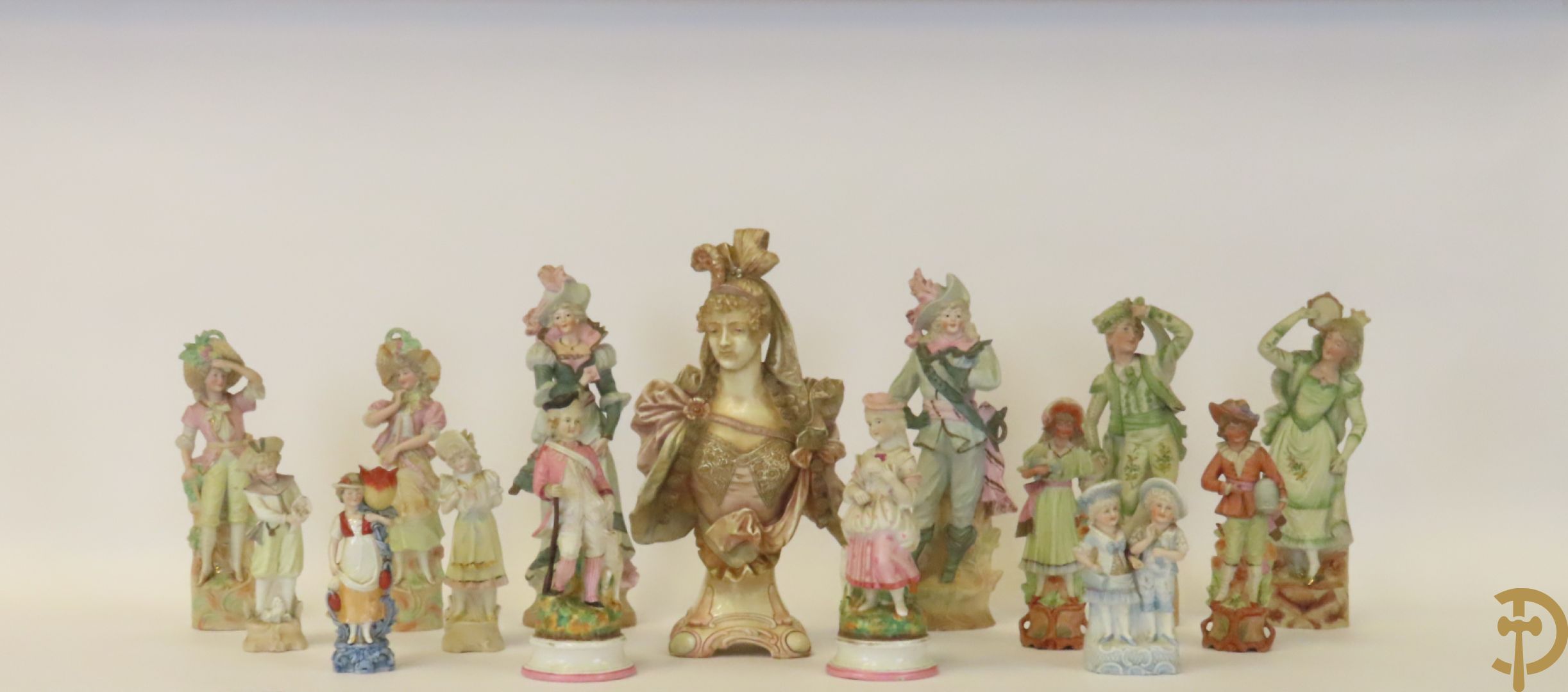 Meerkleurige porseleinen damesbuste + 14 biscuits