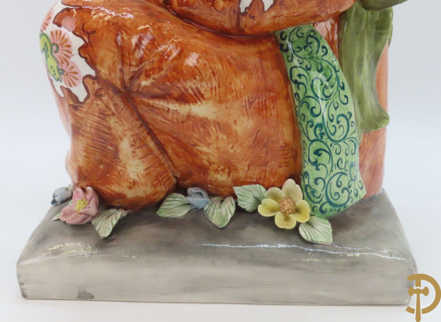 Twee Italiaanse beelden van oosterse dame met bloemen, getekend achteraan Polouioto en oosterse man met snaarinstrument in meerkleurige faience