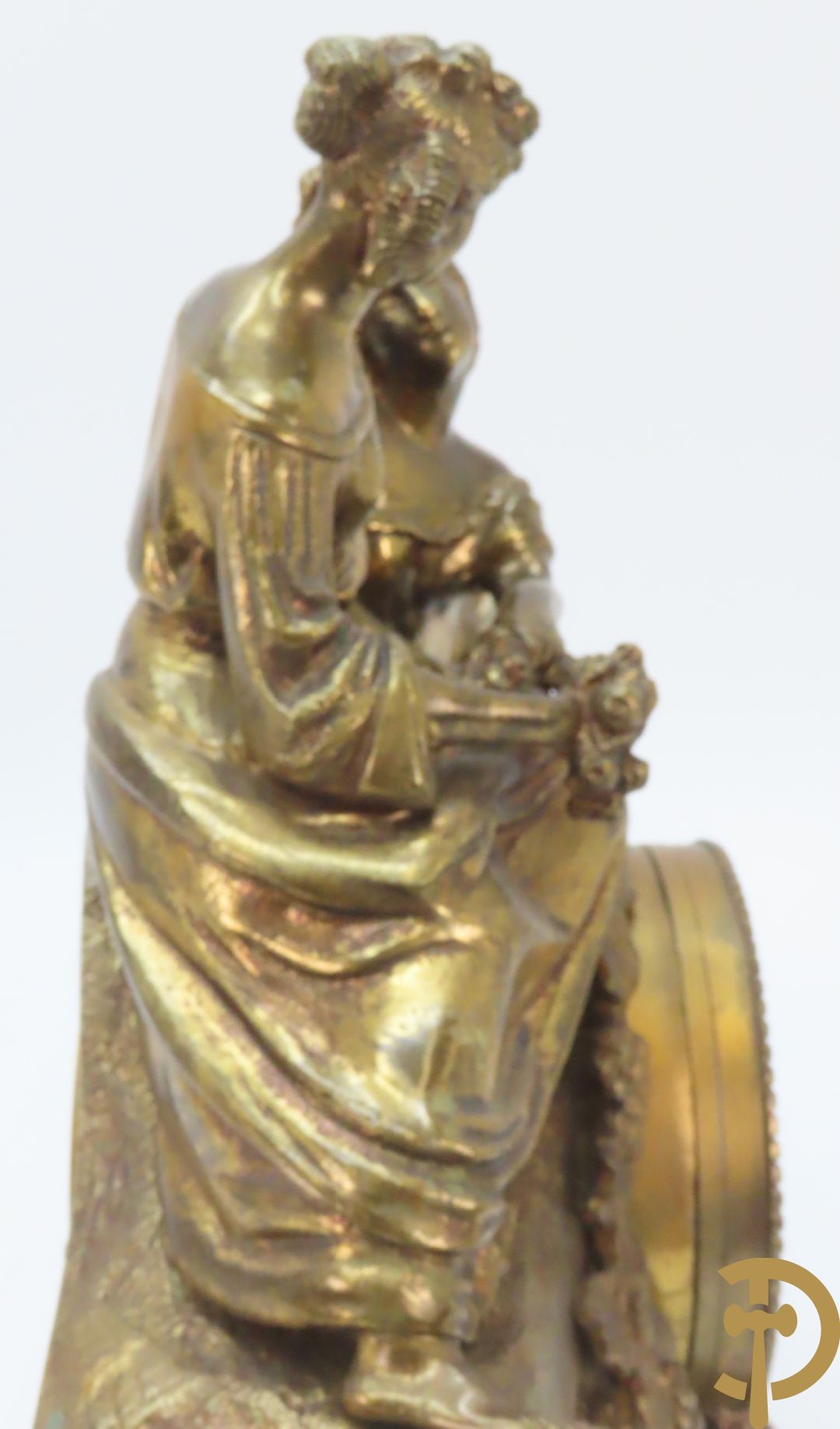 Driedelige bronzen garnituur bestaande uit pendule met 2 dames bovenaan, geflankeerd door paar zesarmige kandelaars