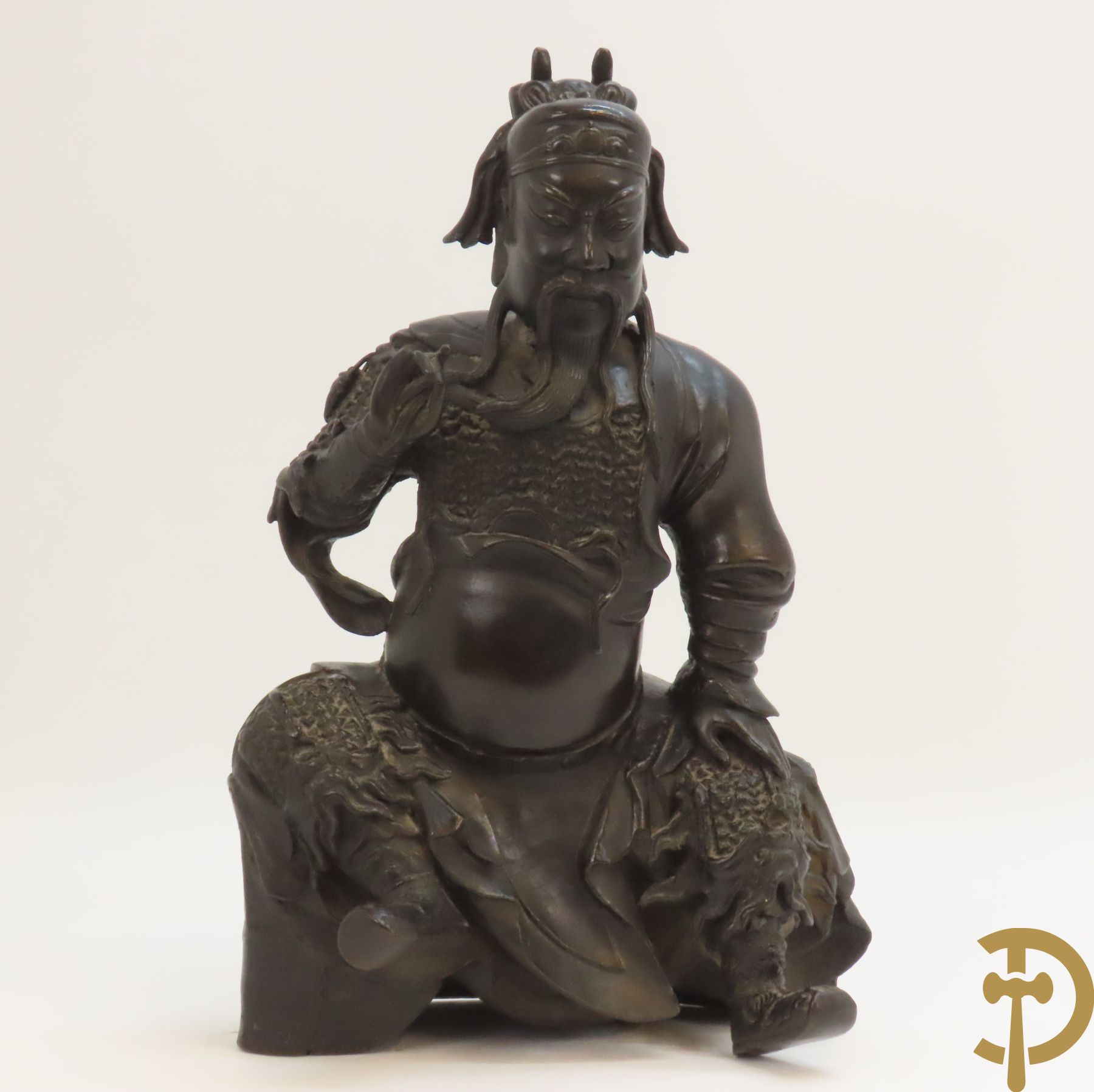 Aziatisch beeld van bronzen zittende krijger Guan Yu