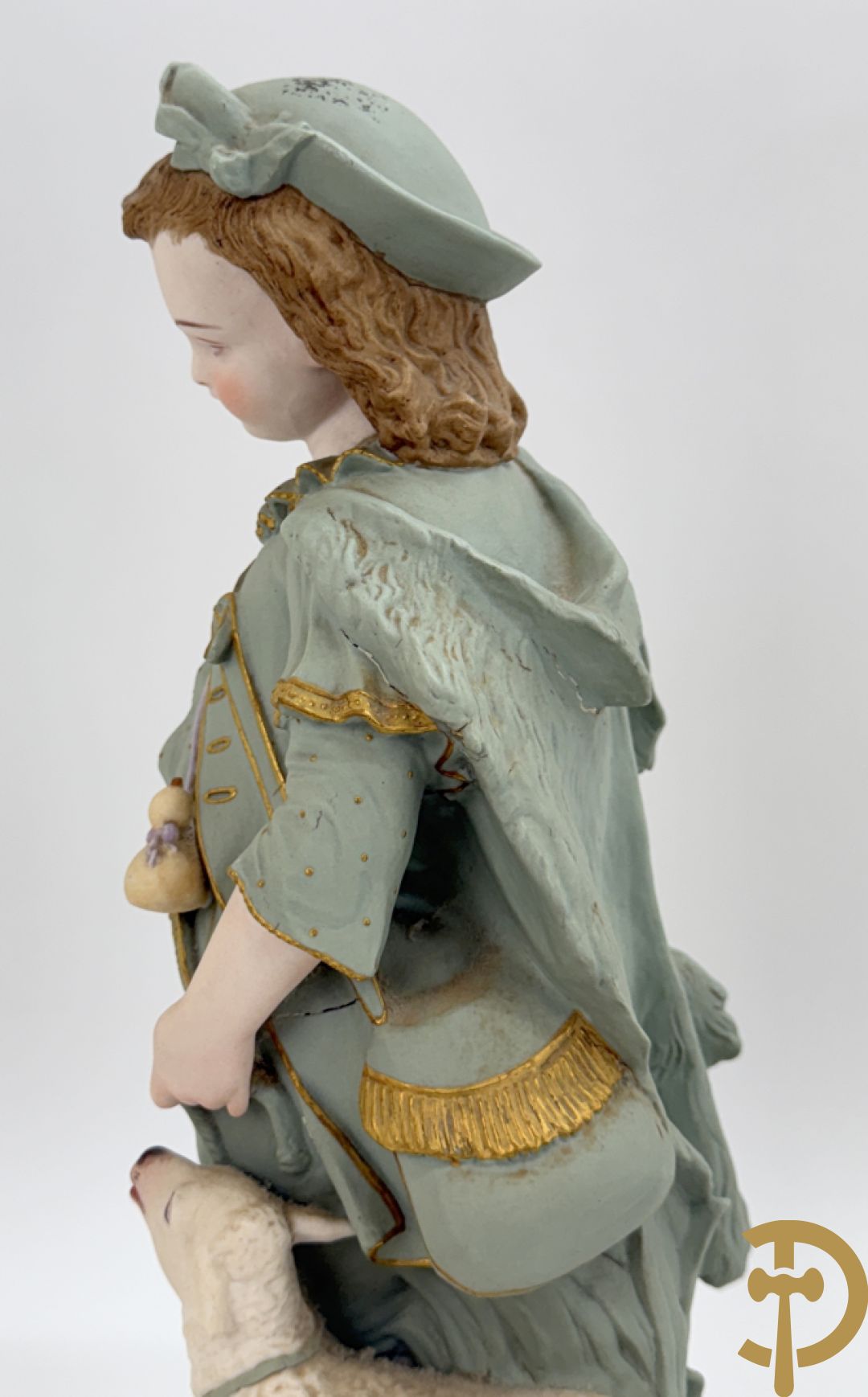 Paar grote Franse gekleurde biscuits van meisje en 
 jongen met schaap en geit