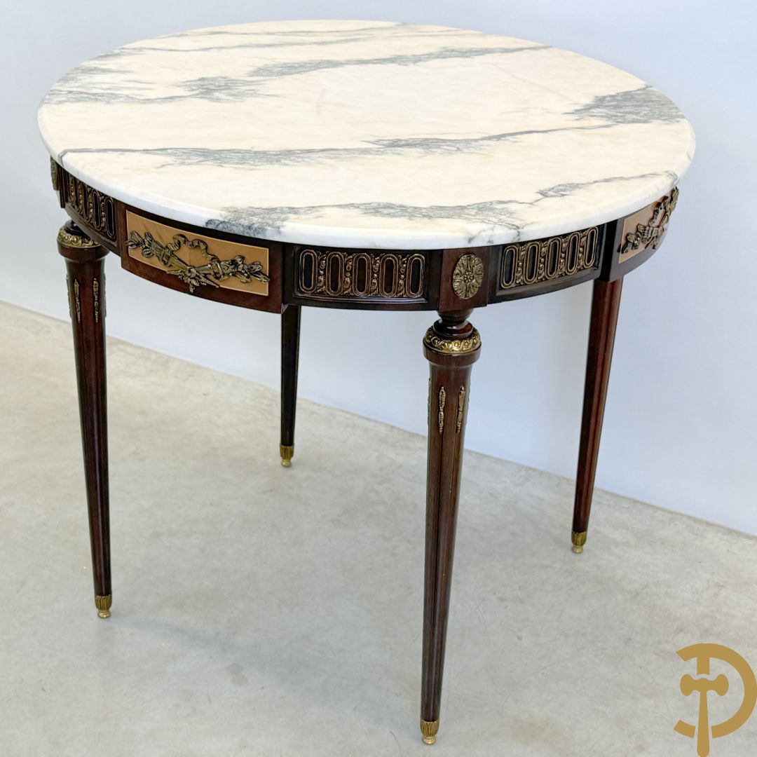 Ronde salontafel met bronsbeslag en marmeren blad op gecanneleerde poten