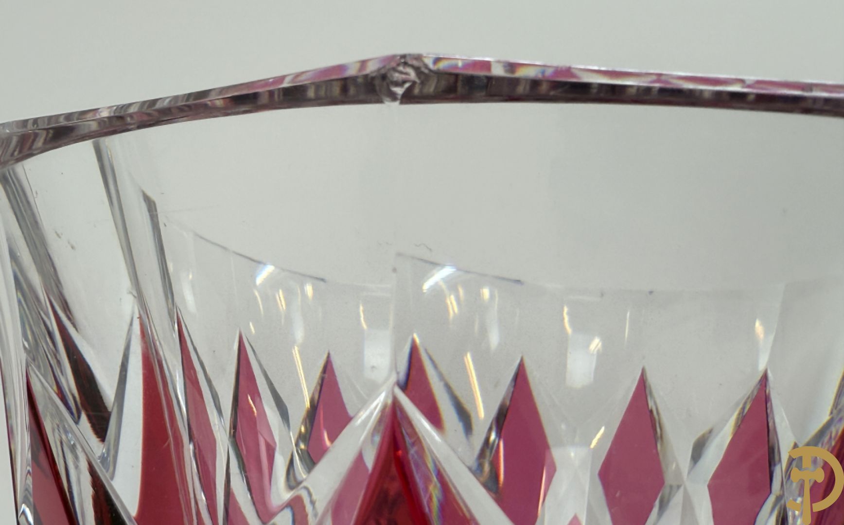 Gekleurde bolvormige kristallen handgeslepen Val-Saint-Lambert vaas, gemerkt 1197 + groene krsitallen Val-Saint-Lambert vaas + rode geslepen Val-Saint-Lambert vaas