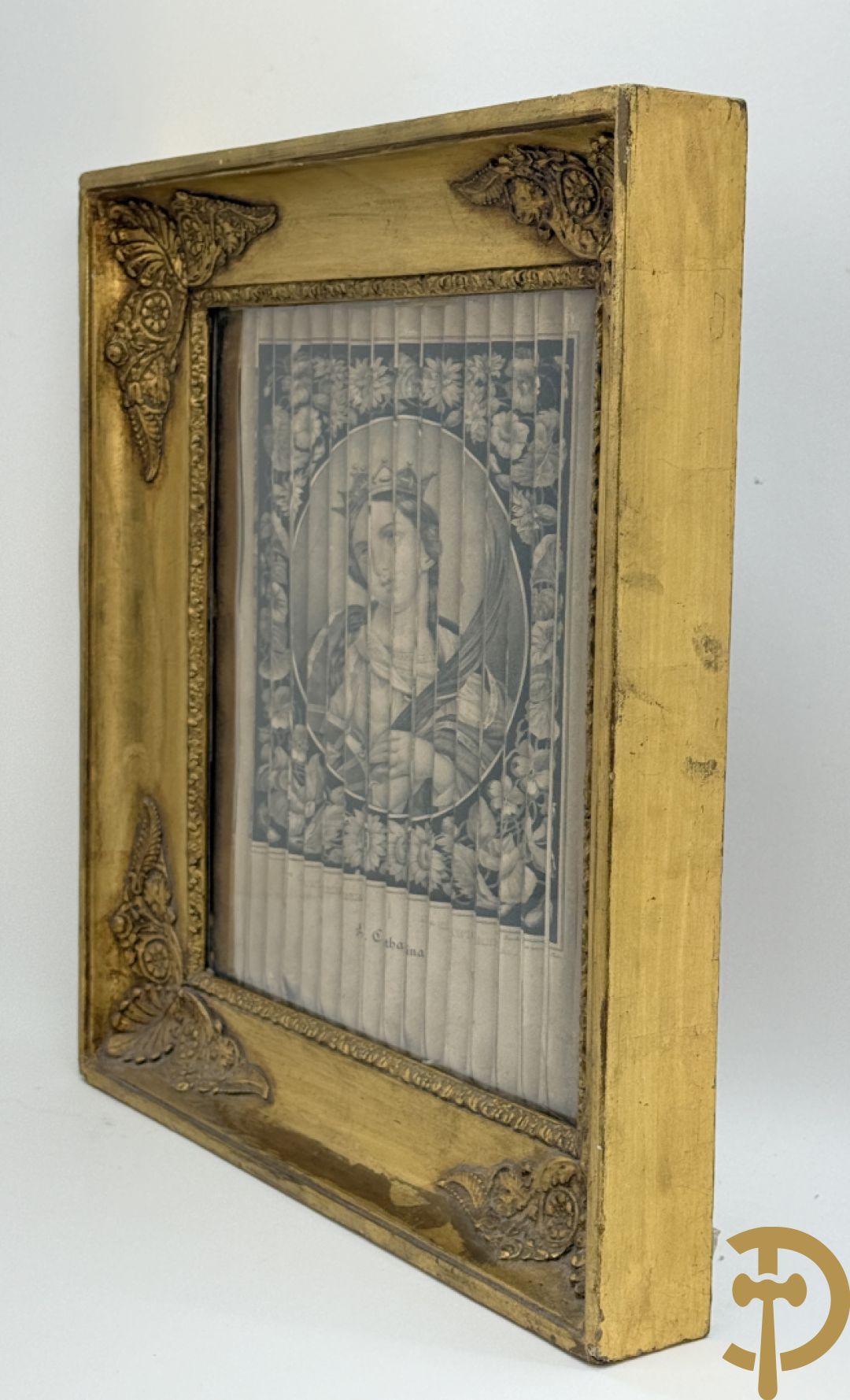 Vergulde Charles X kader met religieuse gravure in prisma gesneden met links en rechts ander zicht