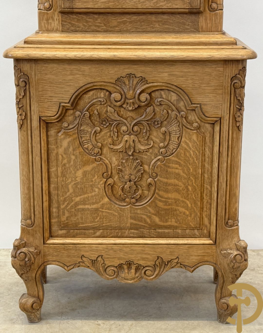 Massief eiken staande klok Louis XV stijl met bloemensculptuur