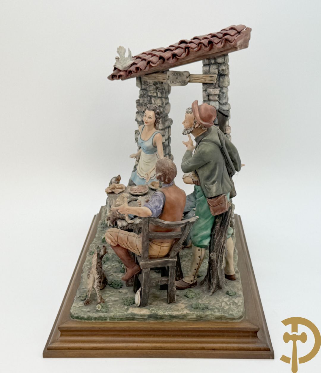 Italiaanse biscuit op houten sokkel met geanimeerde herbergscène