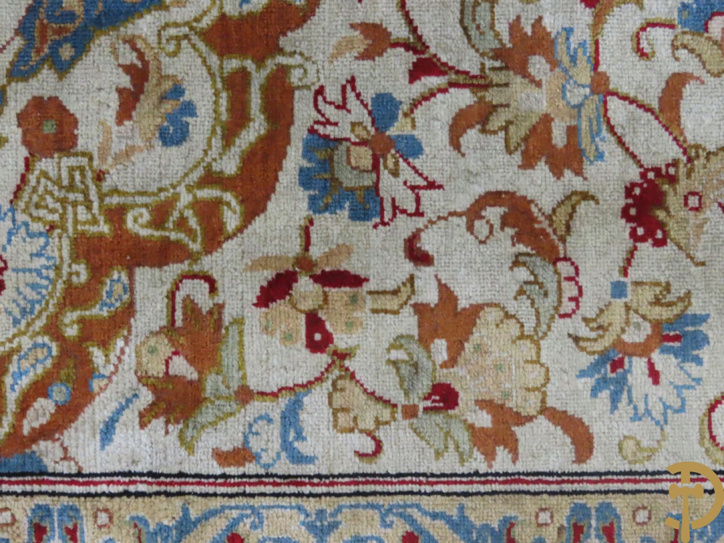 Oosters handgeknoopt gesigneerd tapijt Ghoum zijde op zijde met amforen en bloemenmotieven