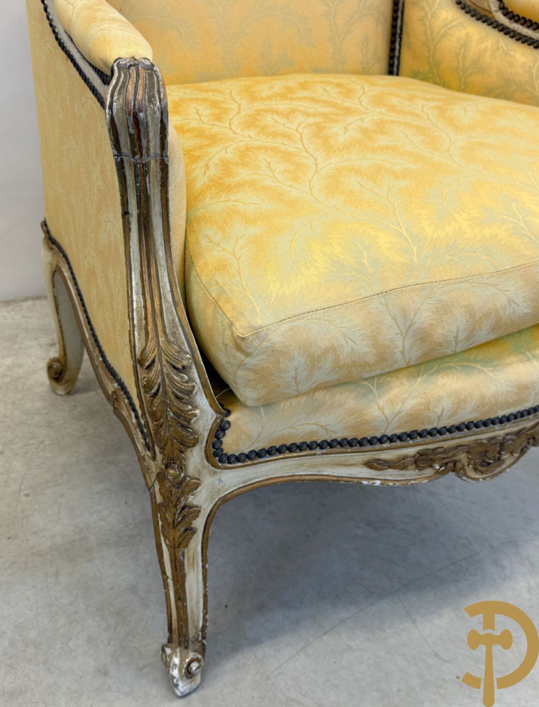 Paar Louis XV bergères met wangen, gesculpteerde accanthusranken en bloemenmotieven