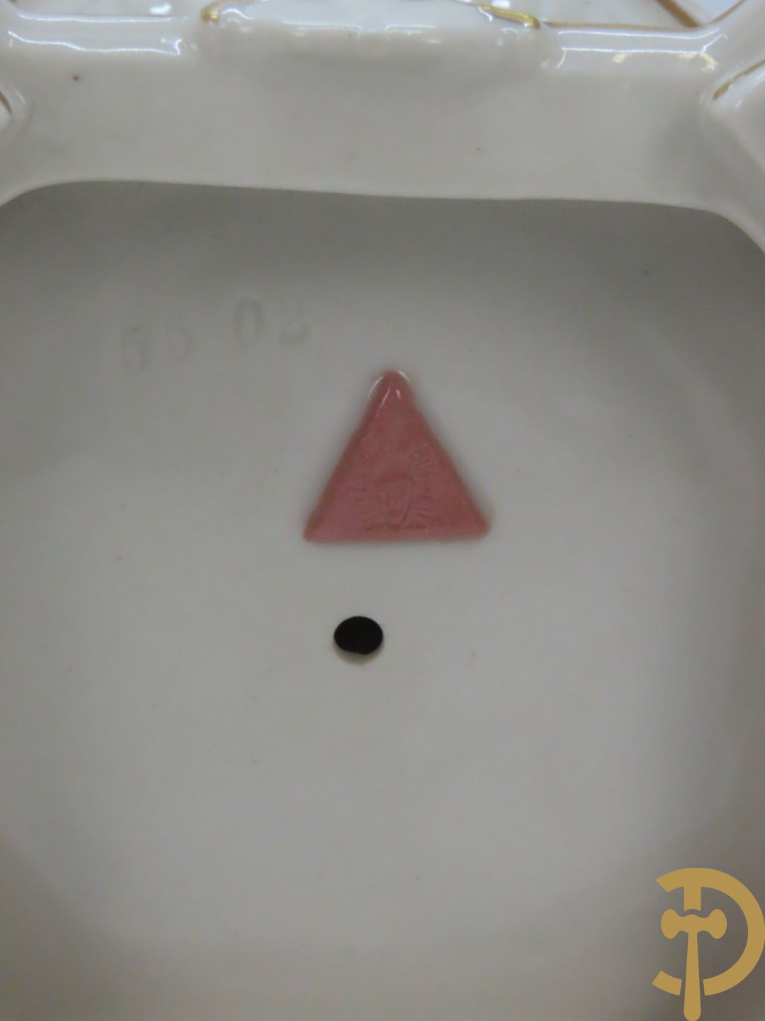 Koets in Royal Dux getrokken door cupido