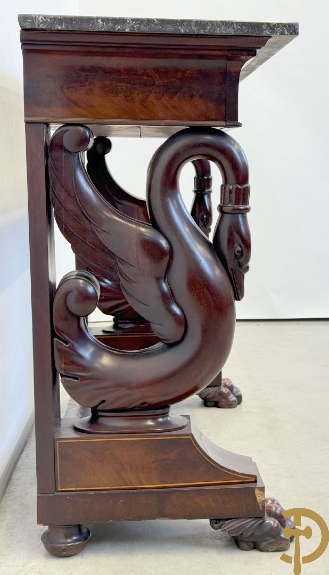 Mahoniehouten console met lade, voluutvormige zwanehalzen en marmeren blad