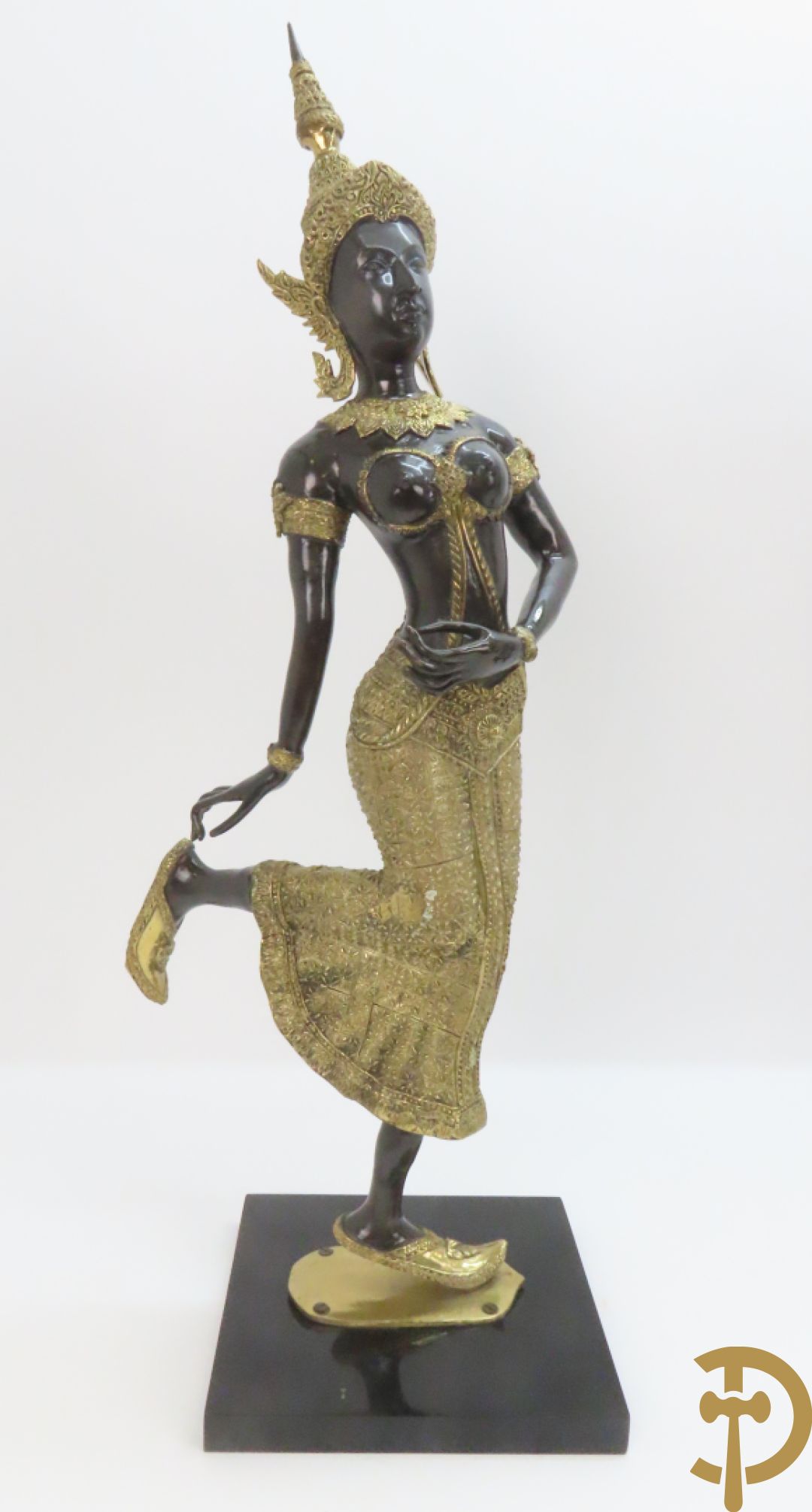 Twee staande koperen boedhistische figuren