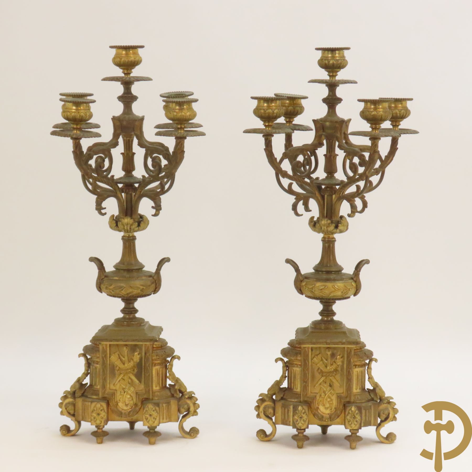 Paar bronzen kandelaars bovenaan bekroond met amfoor en pijlenkoker