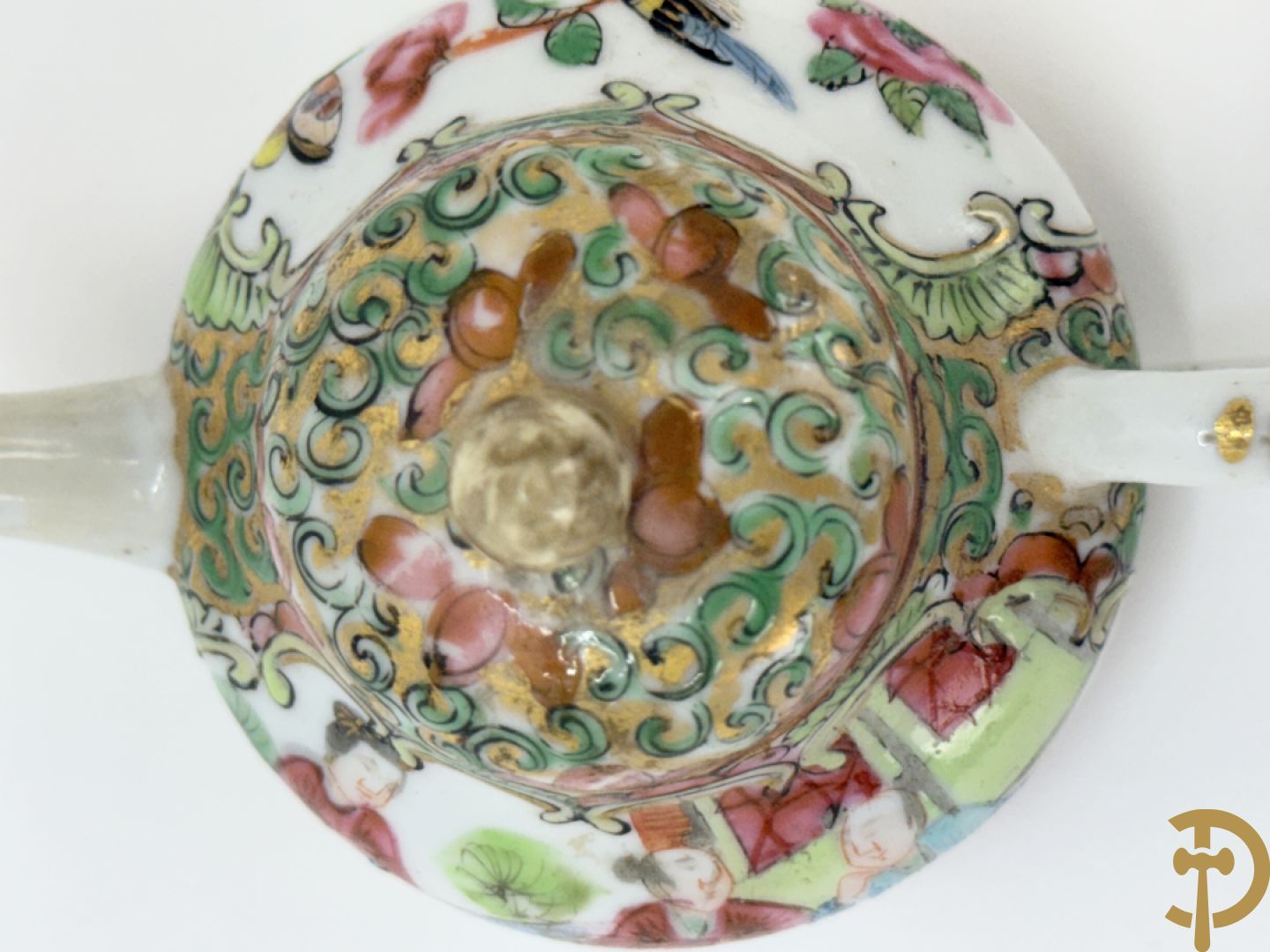 Chinees porseleinen theekannetje met landschapsdecor, vooraan en achteraan Chinese tekens, Republieks periode + kleine Kanton theekan