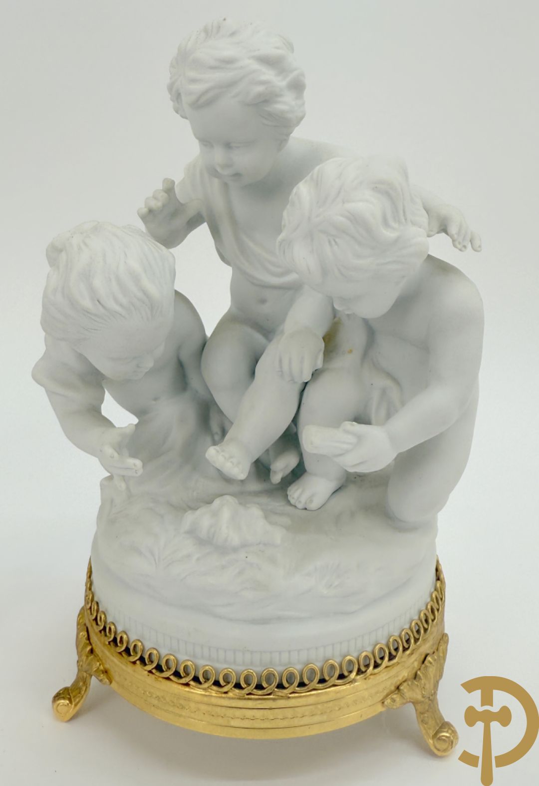 Zeven witte biscuits met voorstelligen van spelende kinderen en engelen op vergulde koperen sokkel, gemerkt Unterweisbach