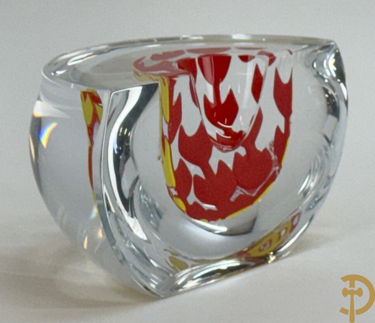 MAPSTEVENS getekend 2000 - Kristallen half bolvormig sierstuk met geel/rode motieven