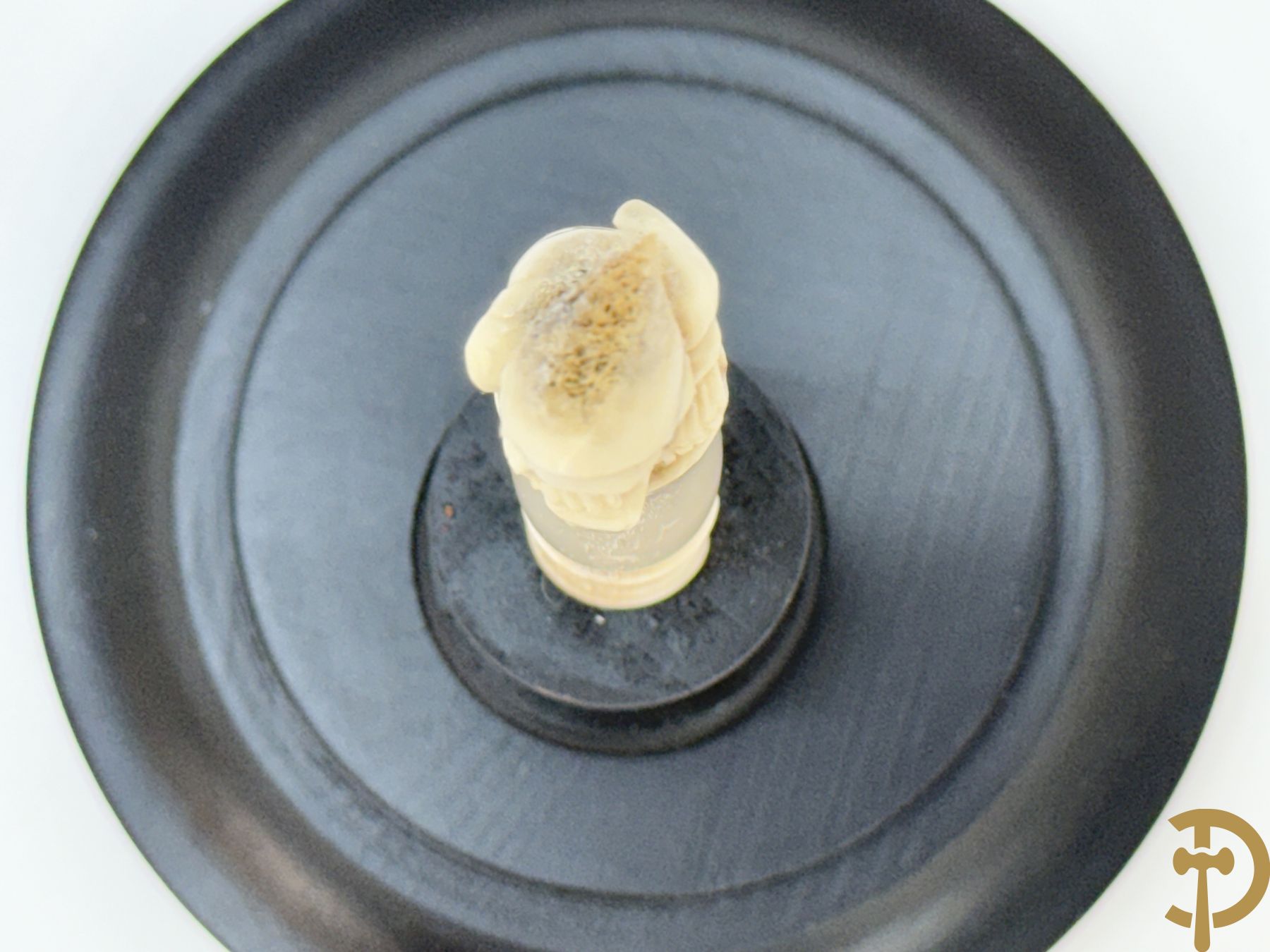 Twee handgesculpteerde hertegeweien in de vorm van een doodskop onder globe