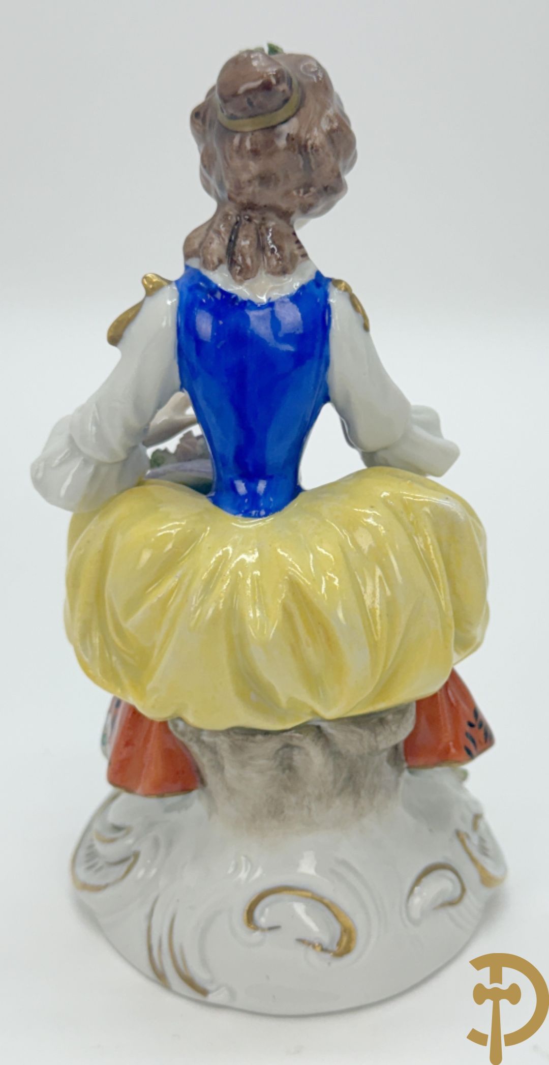 Vijf porseleinen lieftallige figuren, Unterweisbach en Sax + 2 porseleinen consooltjes met rocailles