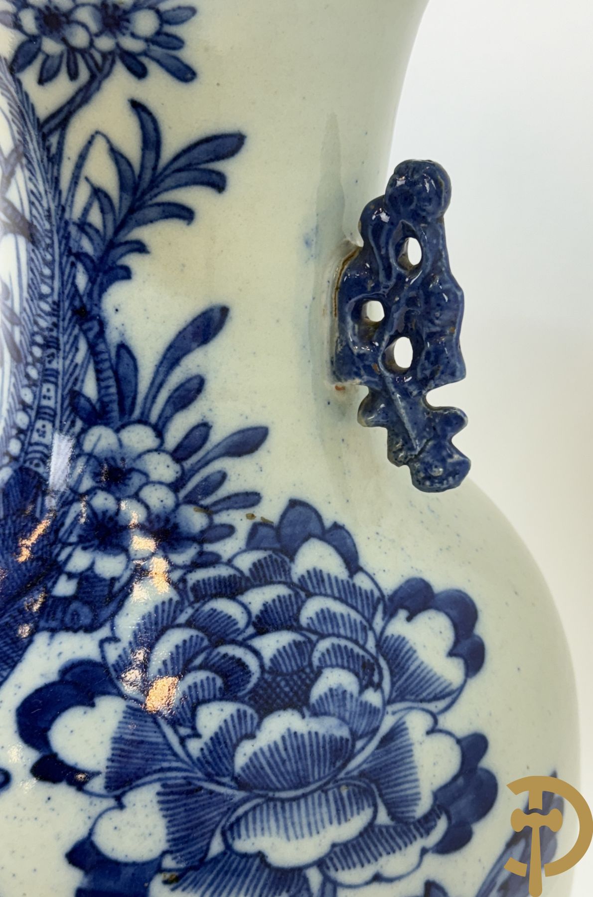 Chinese porseleinen blauw/wit vaas met bloemendecor + Gu vaas met Chinese tekens