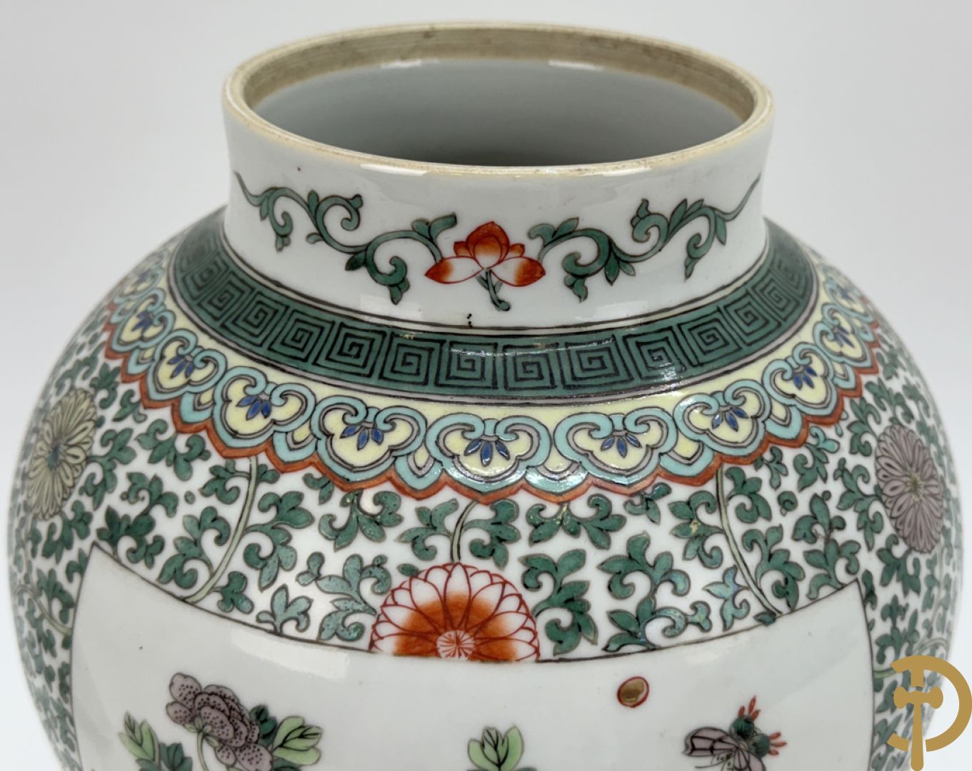 Chinese porseleinen dekselpotiche met bloemendecor