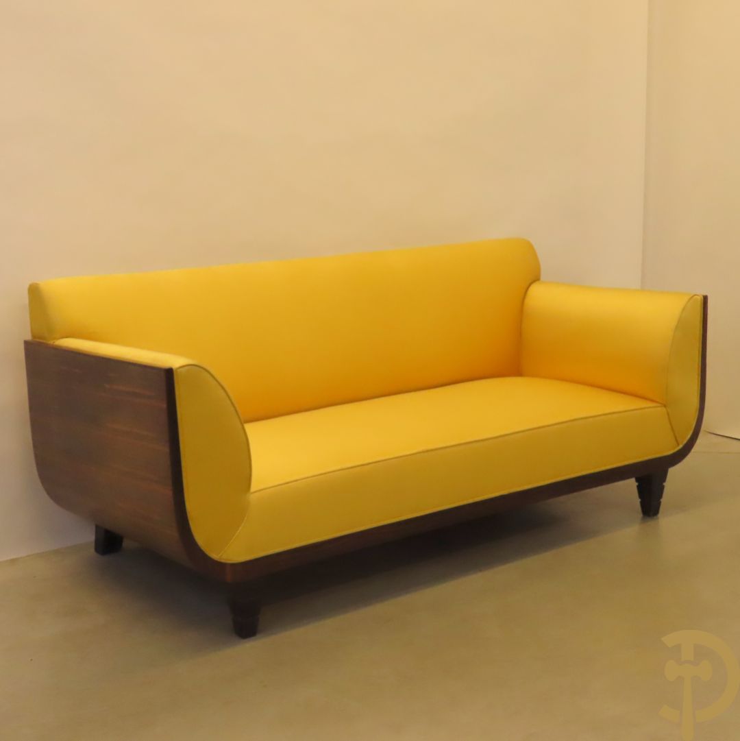 Canapé met gele zijden stof bekleed op palissander chassis, Art deco stijl