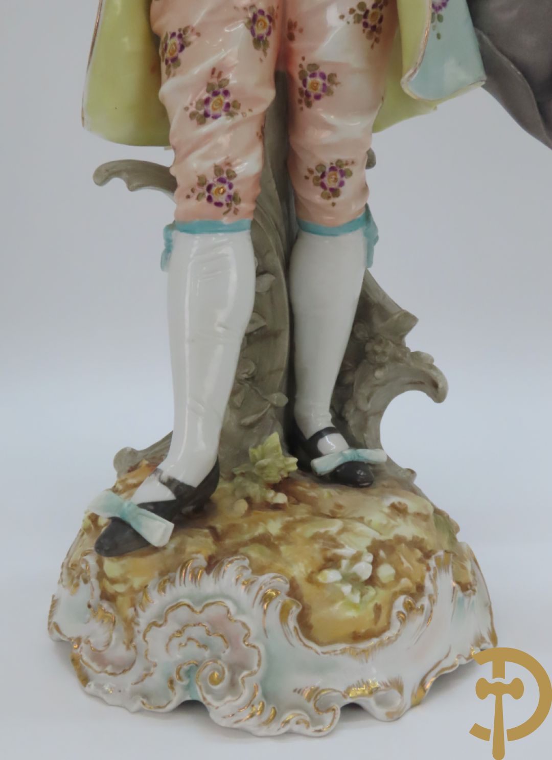 Paar meerkleurige porseleinen beelden van romantisch koppel , onderaan gemerkt