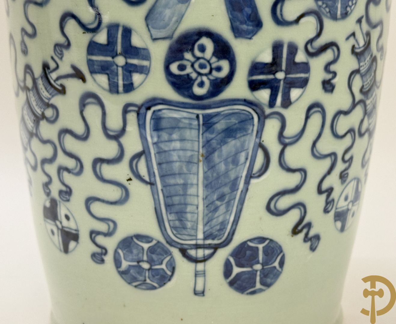 Chinese porseleinen celadon vaas met antiquiteitendecor