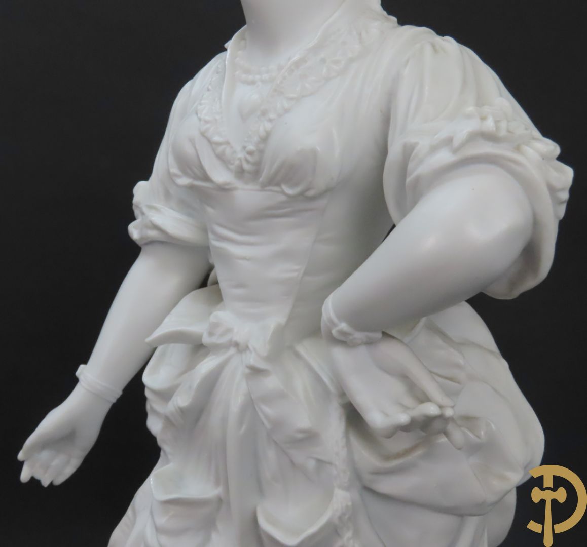 Paar grote witte biscuits van elegant koppel, onderaan gemerkt AM