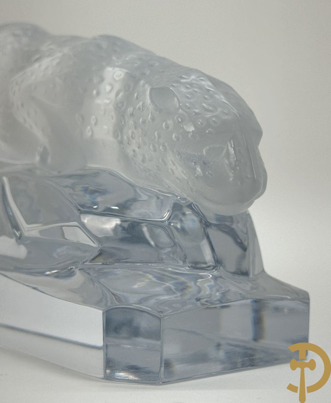 Sluipend luipaard in kristal, Cristal de Sèvres France gemerkt