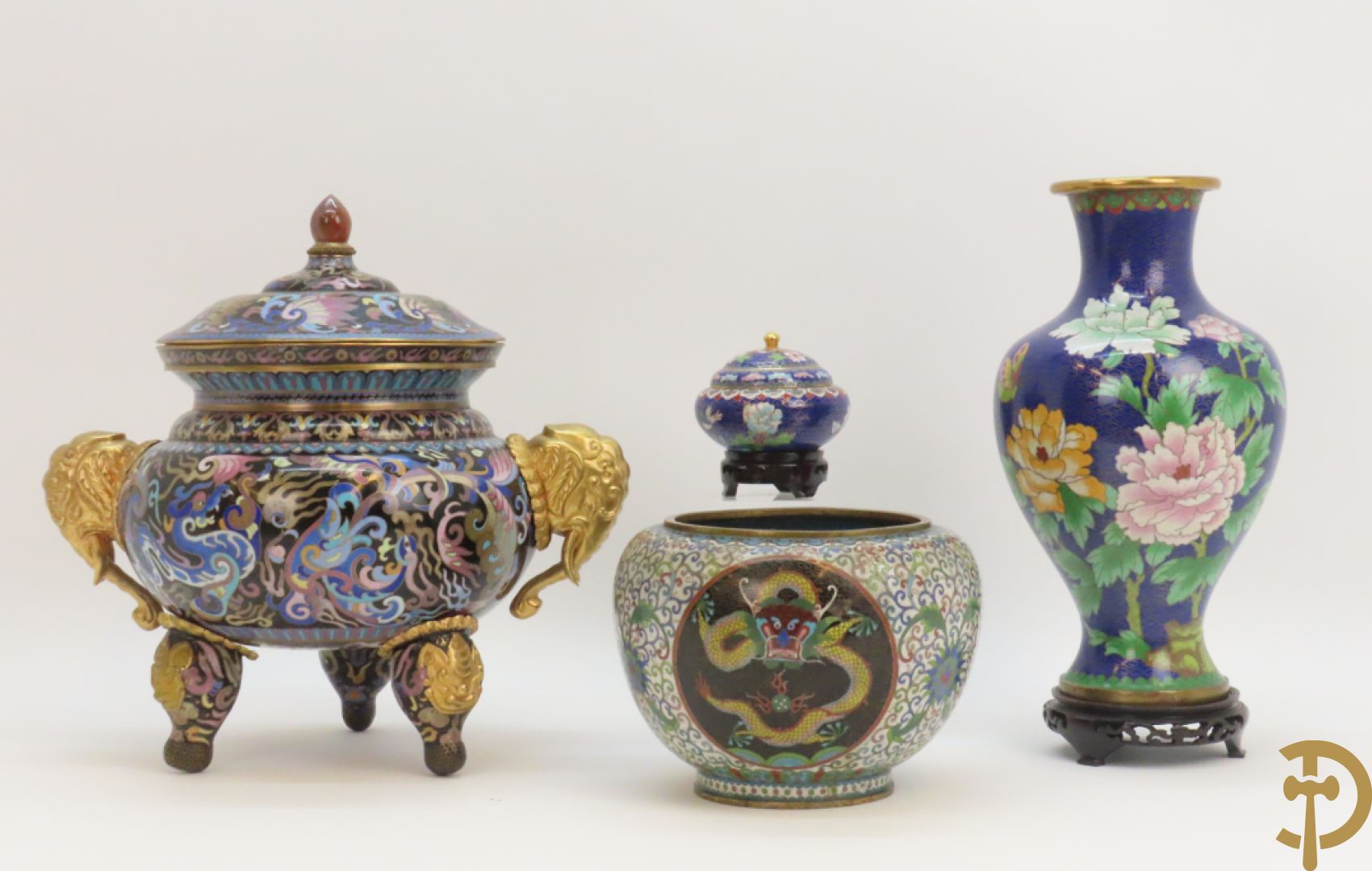 Potiche in cloisoné techniek met decor van draken en olifanten + blauwe cloisoné vaas met bloemendecor op sokkel + kleine cloisoné cachepot + cachepot met drakendecor