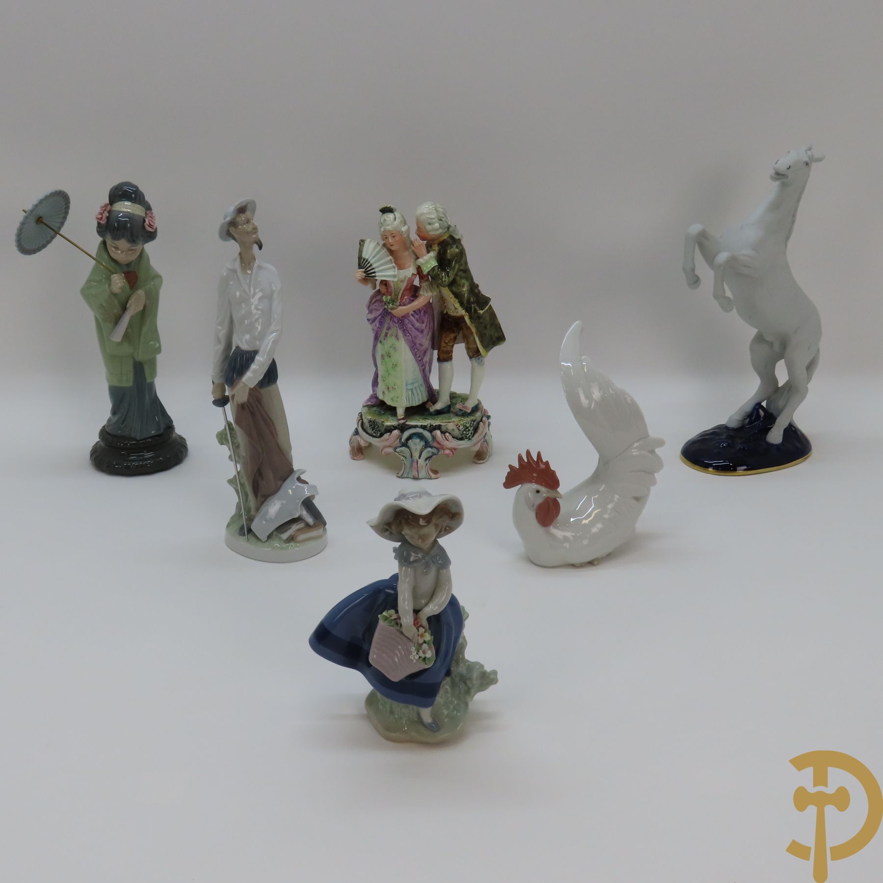 Vier gekleurde Lladro groepen w.o. Don Quichotte, Chinees meisje met paraplu, bloemenmeisje en haan + 2 Royal Dux beelden : stijgerend paard en dansend koppel