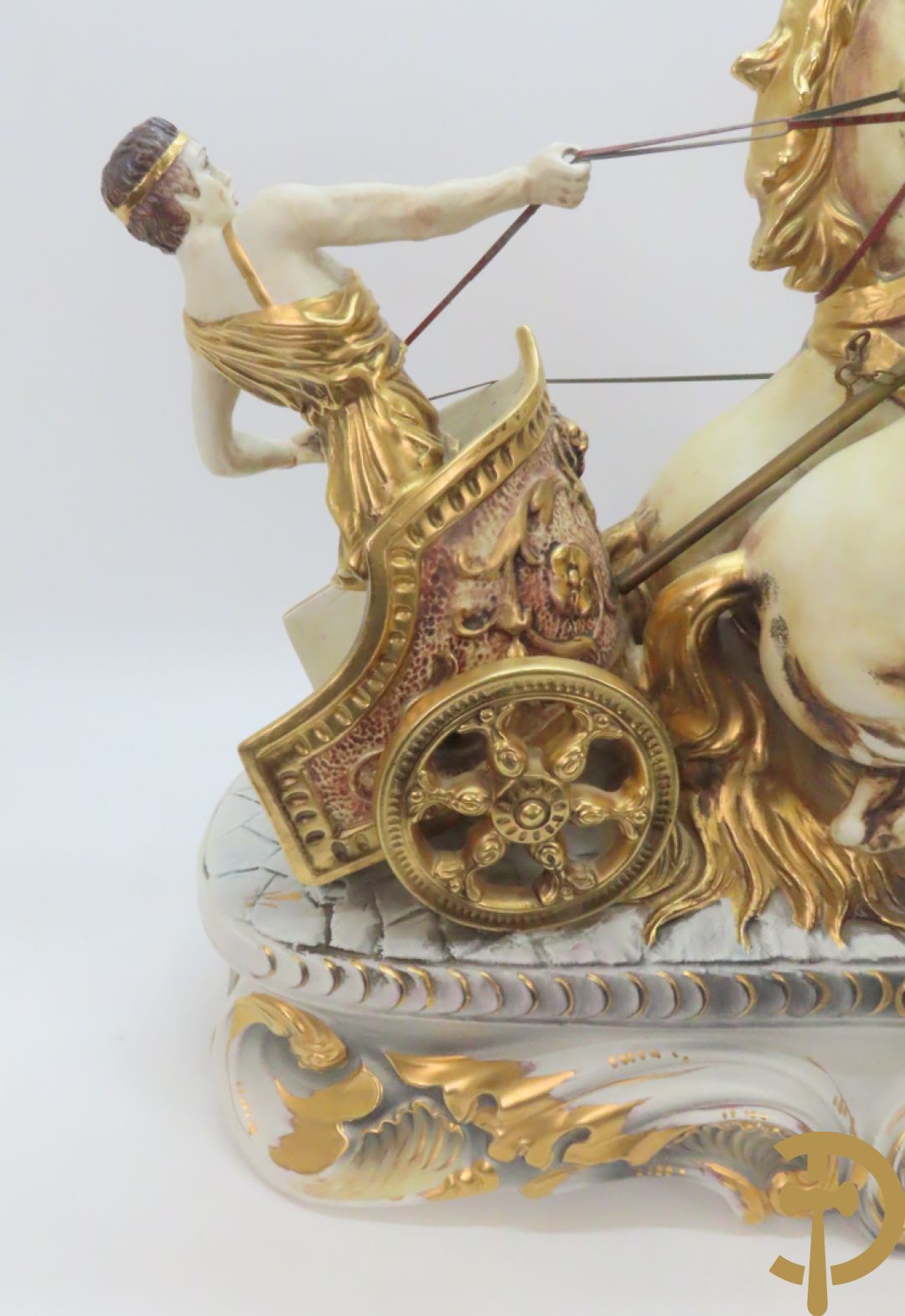 Beeld van strijdwagen met steigerende paarden 