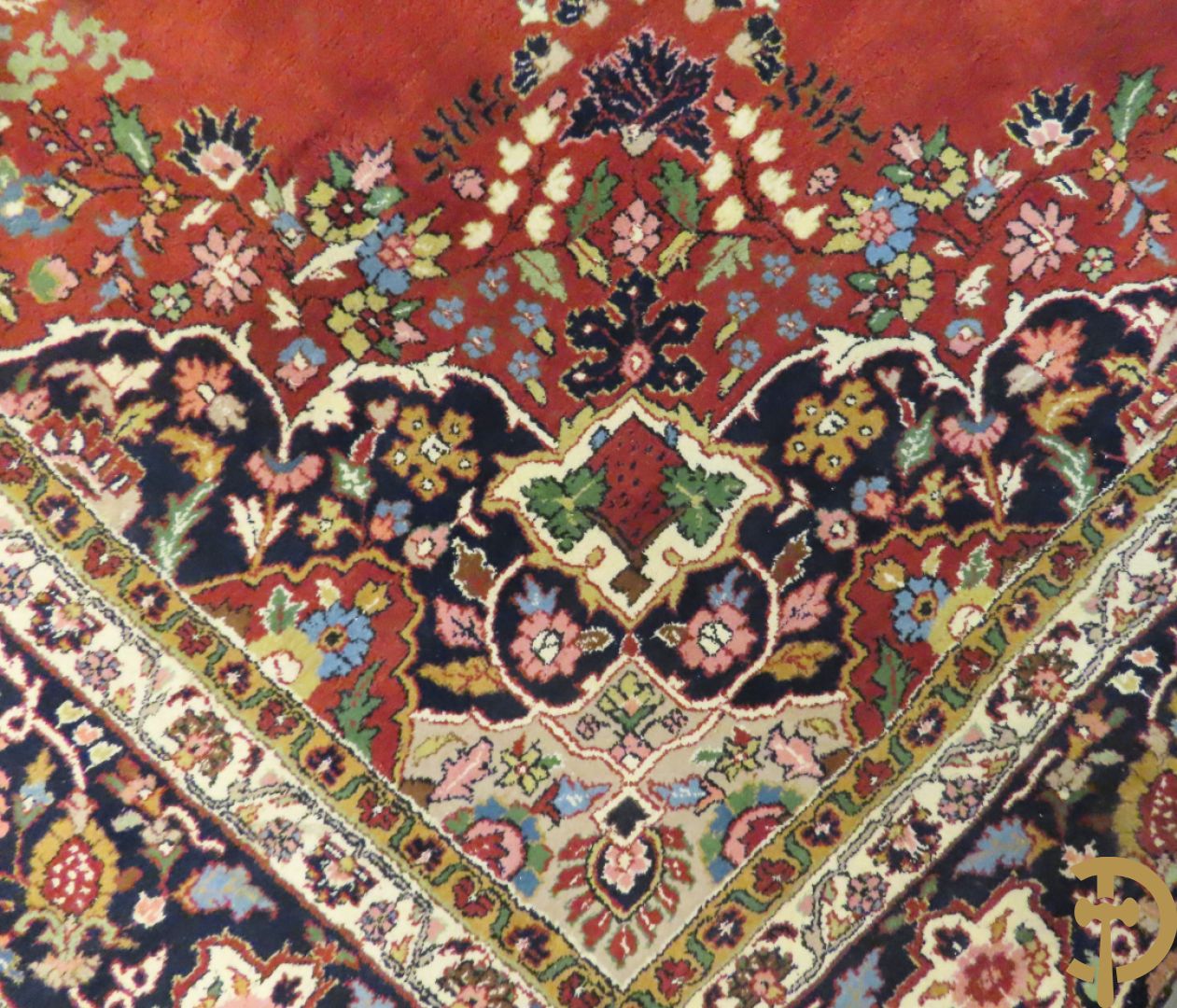 Oosters handgeknoopt tapijt met centraal medaillon en bloemenmotieven op rode fond, Tabriz