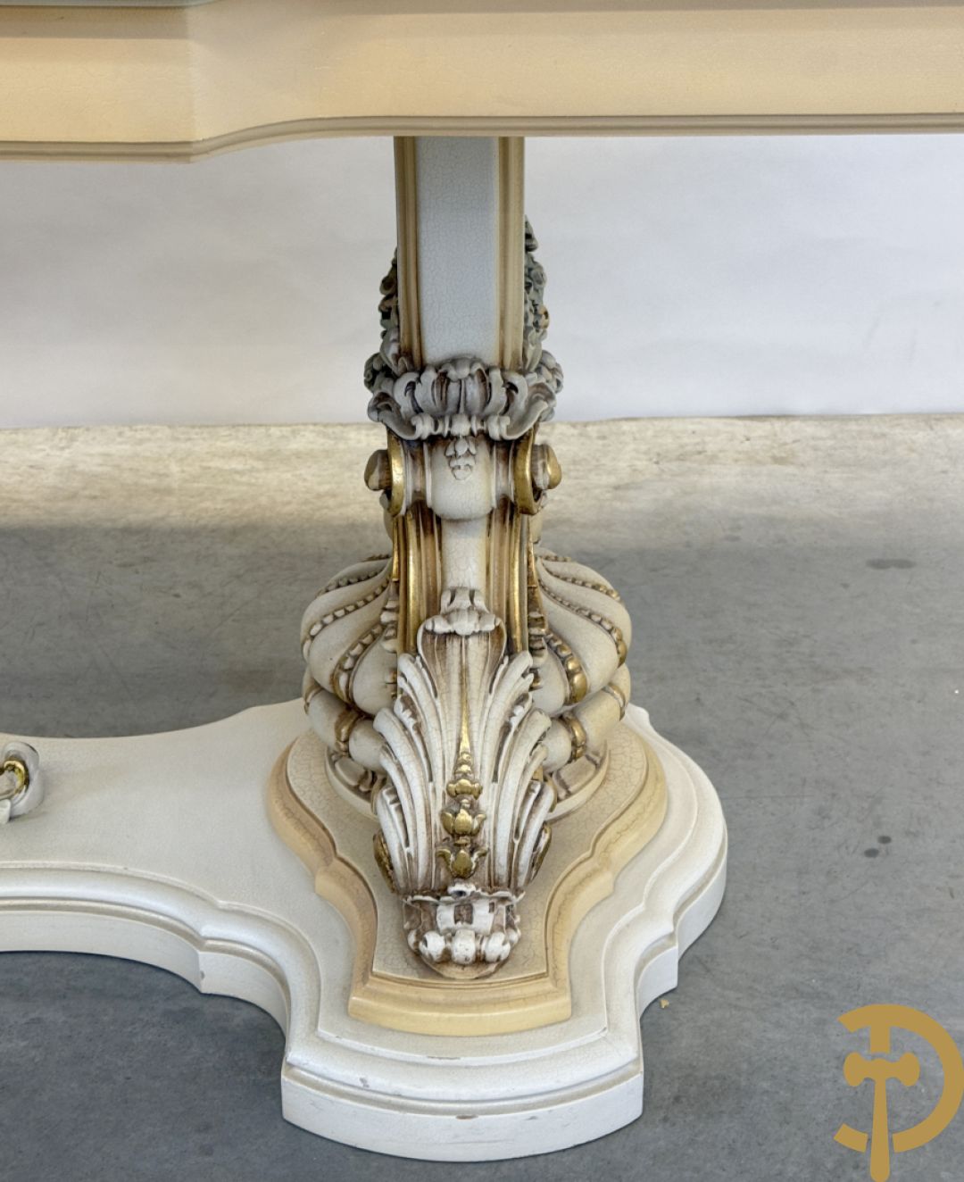 Italiaanse eetkamer met beschilderd bloemenmotief bestaande uit vierdeursdressoir met beschilderde bloemenmotieven, accanthusranken en glazen blad, tafel op gesculpteerde poten en 6 stoelen