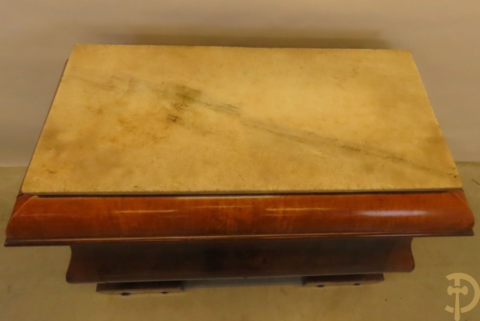 Antieke gegalbeerde commode van mahonie met 4 lades, 2 de kwart 19e