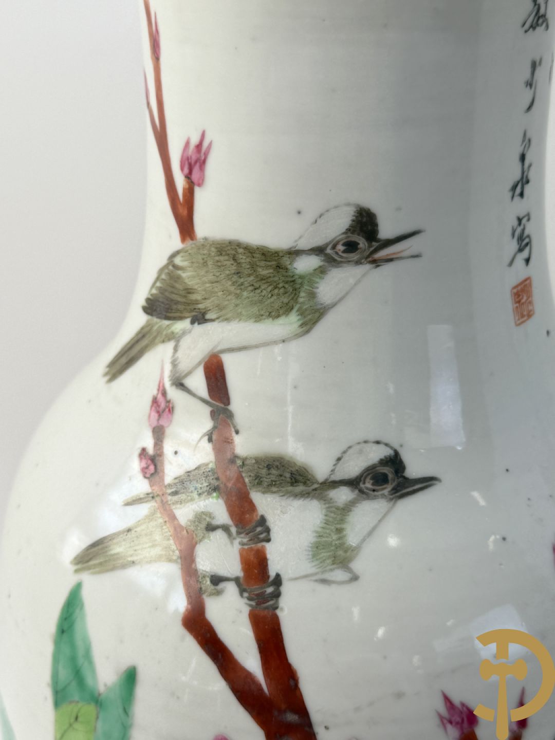 Paar Chinese porseleinen vazen met bloemen- en vogeldecor, achteraan getekend
